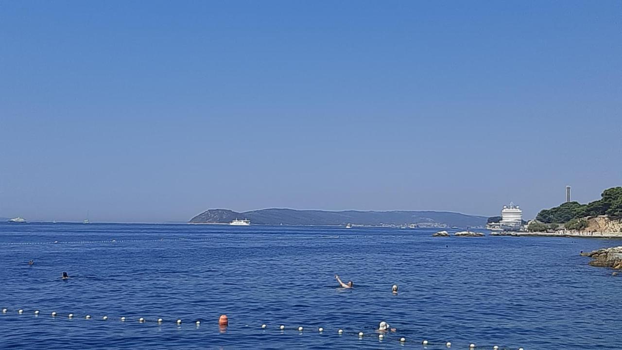 Old Captain'S Apartments - In A Pine Wood By The Sea And Tennis Courts Сплит Екстериор снимка